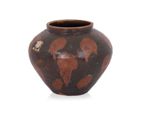 A HENAN RUSSET-PAINTED BLACK-GLAZED JAR
Jin-Song dynasty, compressed baluster form with rounded shoulders and wide mouth, bla