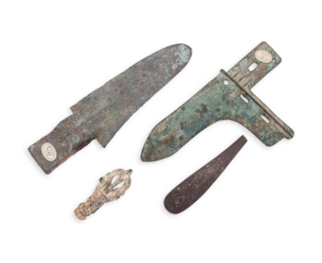 A GROUP OF FOUR BRONZE ITEMS A Zhou-Han dynasty bronze part belt hook decorated with gold and silver inlay, a bronze vajra en