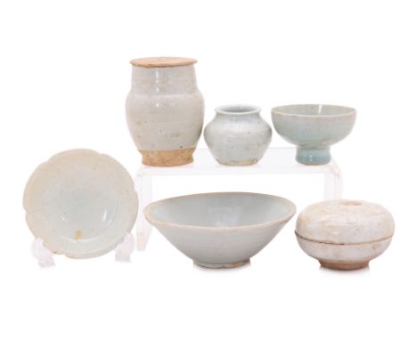 A GROUP OF QINGBAI AND OTHER WARES
Song-Yuan dynasty, a small blue glazed stemmed bowl, a conical bowl with unglazed rim and 