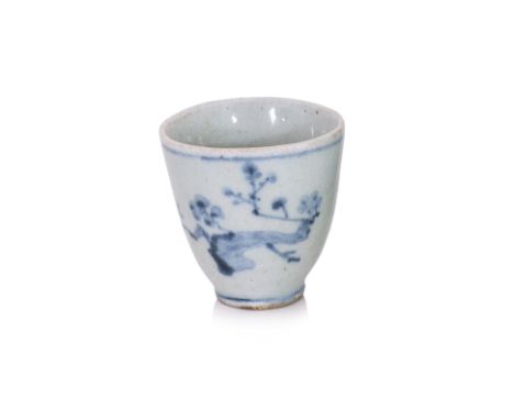 A KOREAN BLUE AND WHITE PORCELAIN WINE CUP Joseon dynasty, possibly 17th century, foliate decorated with single character mar