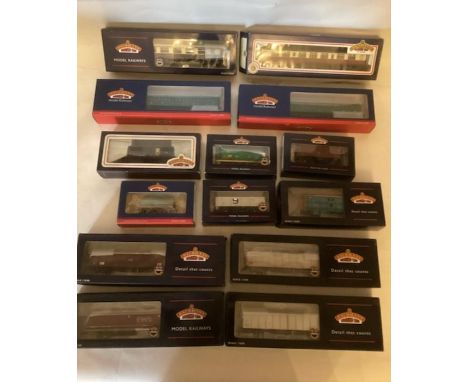 Bachmann railway interest ; Large selection of boxed carriages ; excellent and some unused. ( quantity)