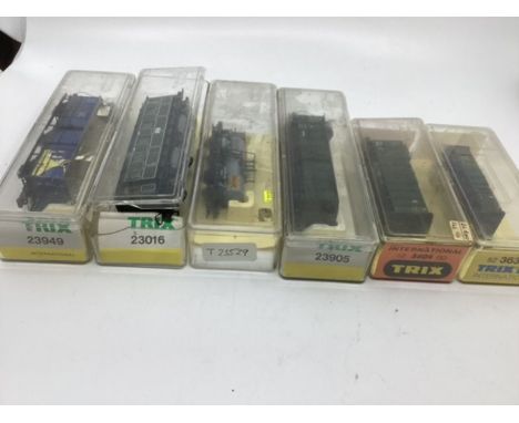 TRIX Model Railway Vintage plastic containers with original freight railway pieces (6)