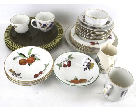 A collection of assorted Royal Worcester Eversham dinner service. Including plates and bowls, etc.