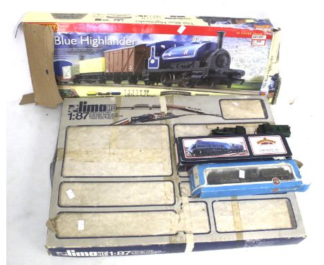 A collection of assorted 00 gauge scale model railway items. Including Airfix 'Royal Scot' #46100, a Bachmann 'Gresley A4 Pac