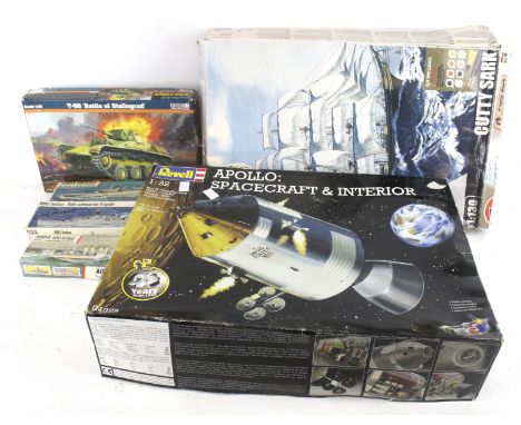 A collection of assorted vintage model kits. Including Revell Apollo spacecraft, Airfix Cutty Sark, etc.