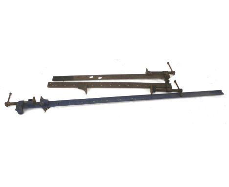 A pair of sash clamps and one larger. Max. 152cm (3).