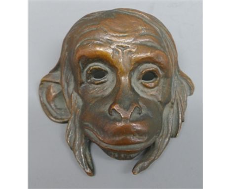 Bronzemaskemonogrammiert E. R. "Affe", braune Patina, h 9,5 cm, 