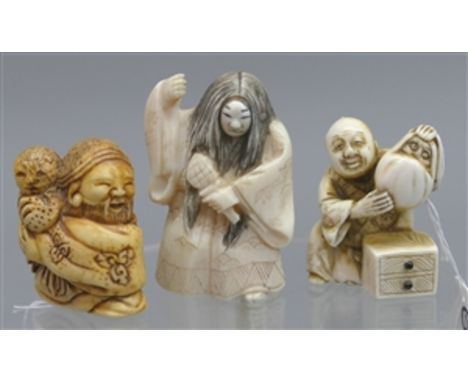 Konvolut3 Netsuke, Bein, teilweise graviert, 1 x Wechselgesicht, 1 x Mann mit Kind, 1 x Mann mit Fratze, China, 20. Jh., 4 - 