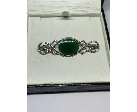 A SILVER AND JADE CELTIC BROOCH IN A PRESENTATION BOX 