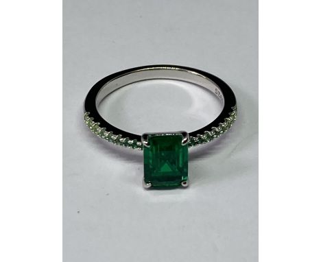 A MARKED 925 RING WITH CENTRE GREEN STONE SURROUNDED CLEAR STONES SIZE P/Q 