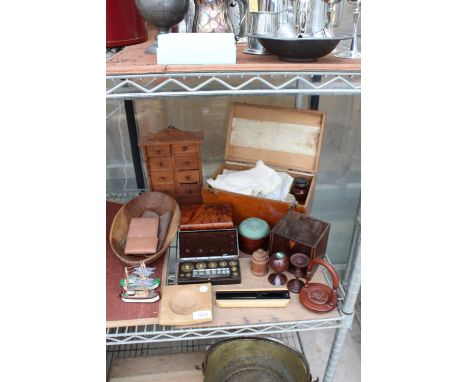 AN ASSORTMENT OF VINTAGE ITEMS TO INCLUDE A WOODEN FIRST AID BOX WITH FIRST AID ITEMS, A MINIATURE CHEST OF DRAWERS AND POST 