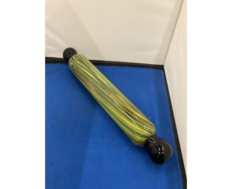AN ANTIQUE GLASS ROLLING PIN WITH GREEN, YELLOW AND BROWN COLOURED SWIRL DESIGN 