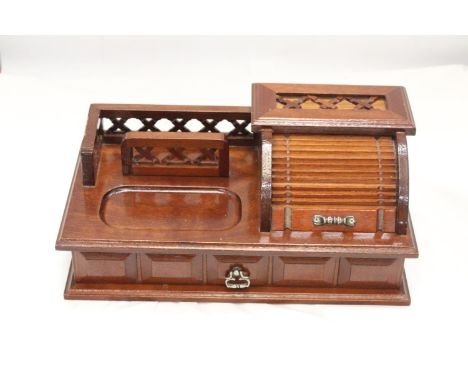 A VINTAGE STYLE, WOODEN, DESK TOP ORGANISER WITH ROLL BACK COMPARTMENT DRAWER, HEIGHT 14CM, WIDTH 32CM, DEPTH 17CM 