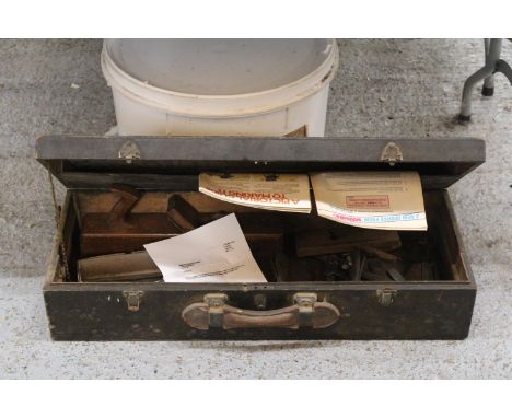 A VINTAGE WOODWORKERS CHEST BEARING INITIAL'S GW WITH TOOLS BELONGING TO RENOWNED CARPENTER GORDON WARR WITH A LETTER OF PROV