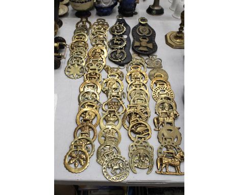 A LARGE COLLECTION OF VINTAGE HORSE BRASSES 