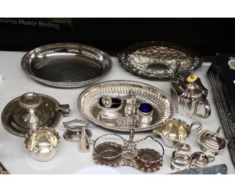 A QUANTITY OF SILVER PLATED ITEMS TO INCLUDE, SERVING BOWLS, A CHAMBER CANDLESTICK, CRUETS, TEAPOT, ETC 