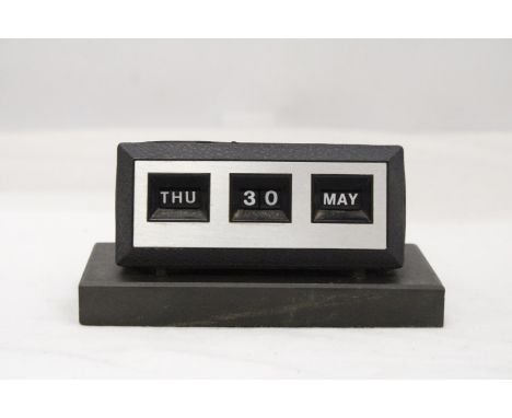 A VINTAGE RETRO PERPETUAL DESK CALENDER 