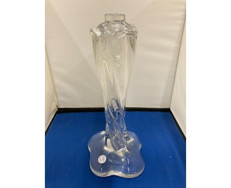 A BELIEVED BACCARAT CLEAR GLASS TABLE LAMP OF TWISTED FORM 