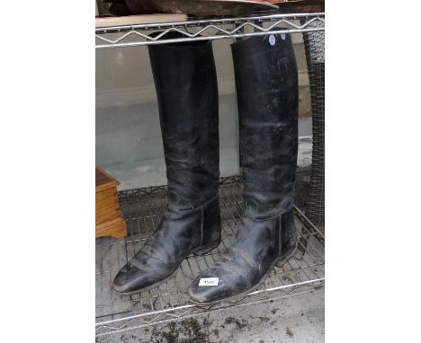 A PAIR OF VINTAGE SIZE 10 RIDING BOOTS WITH STRETCHERS 