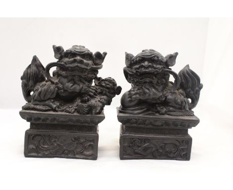 A VINTAGE PAIR OF CHINESE FOO FU DOG/GUARDIAN LION FIGURES 