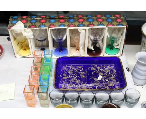 A QUANTITY OF GLASSWARE TO INCLUDE A BOXED SET OF WINE GLASSES WITH COLOURED STEMS, SIX GREY SHOT GLASSES, TEN RETRO, SQUARE 