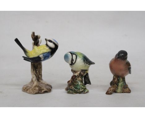 TWO BESWICK BIRDS TO INCLUDE A BLUE TIT AND A CHAFFINCH TOGETHER WITH A GOEBEL FIGURE OF A BLUE TIT ON A BRANCH 