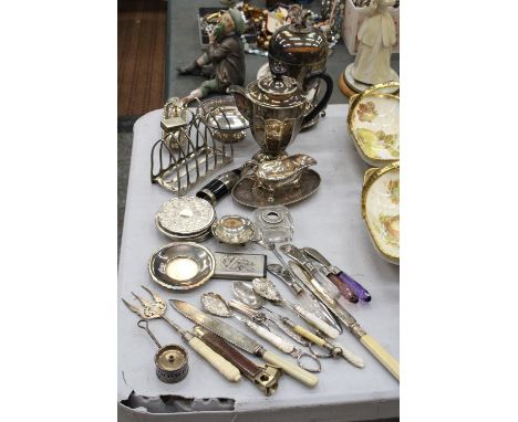 A COLLECTION OF SILVER PLATED ITEMS TO INCLUDING WALKER AND HALL, AN EGG CODDLER, A TOAST RACK, MATCH STRIKER, SAUCE JUG, CHA