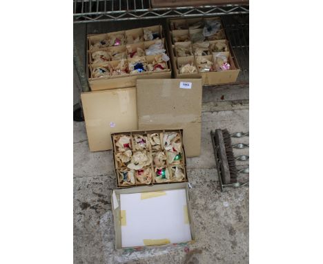 A LARGE QUANTITY OF VINTAGE AND RETRO CHRISTMAS DECORATIONS 