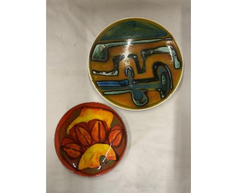 TWO RETRO POOLE POTTERY PLATES, DIAMETERS, 27CM AND 20CM 