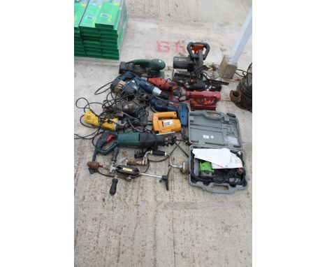 AN ASSORTMENT OF POWER TOOLS TO INCLUDE DRILLS, A PARKSIDE RECIPRACATING SAW AND A SANDER ETC 
