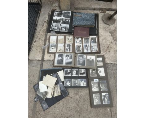 AN ASSORTMENT OF VINTAGE PHOTO ALBUMS 