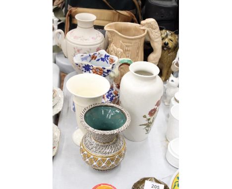 A MIXED LOT OF VASES AND JUG TO INCLUDE POOLE, WEDGEWOOD, BURLEIGH WARE ETC 