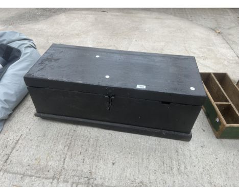 A VINTAGE PAINTED WOODEN TOOL CHEST WITH INTERNAL COMPARTMENTS 