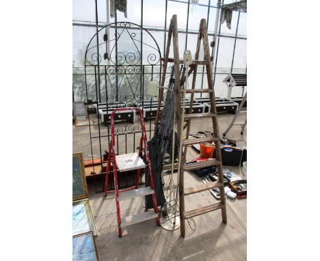 AN ASSORTMENT OF ITEMS TO INCLUDE A WOODEN STEP LADDER, A WASHING LINE AND A GARDEN GATE ETC 