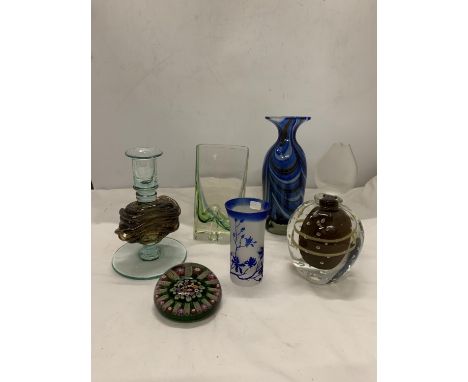 A COLLECTION OF GLASSWARE TO INCLUDE A SCENT BOTTLE, PAPERWEIGHT, CANDLESTICK, VASES. ETC ., 