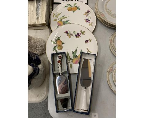 TWO LARGE ROYAL WORCESTER, 'EVESHAM', CAKE PLATES, DIAMETER 28CM, PLUS TWO BOXED ROYAL WORCESTER, CAKE SLICES 