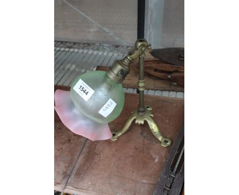 A VINTAGE BRASS TABLE LAMP WITH DECORATIVE COLOURED GLASS SHADE 