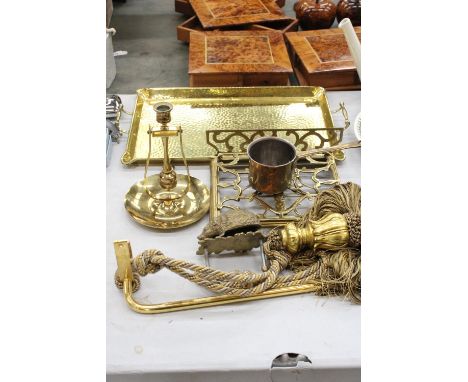 A QUANTITY OF BRASSWARE TO INCLUDE A BEATEN TRAY, SHIP'S GIMBAL CANDLESTICK, TRIVET, SMALL COPPER PAN, ETC 