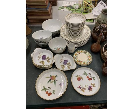 A QUANTITY OF ROYAL WORCESTER EVESHAM TOGETHER WITH SUSIE COOPER VENETIA DINNER, SIDE PLATES AND BOWLS 