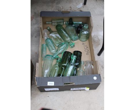 AN ASSORTMENT OF VINTAGE GREEN GLASS AND CLEAR GLASS BOTTLES, SOME BEARING NAMES 