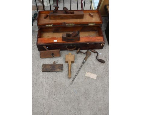 A VINTAGE WOODEN TOOL CHEST WITH AN ASSORTMENT OF TOOLS TO INCLUDE WOOD PLANES ETC 