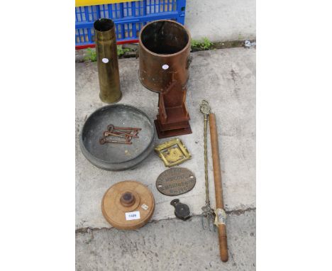 A COLLECTION OF VINTAGE ITEMS TO INCLUDE TRENCH ART, A COPPER PLANTER AND A BRASS PLAQUE ETC 