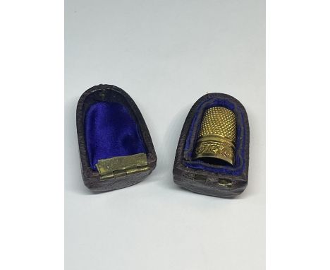 A TESTED TO 18 CARAT GOLD THIMBLE , ENGRAVED, GROSS WEIGHT 3.49 GRAMS. IN ORIGINAL PRESENTATION CASE 