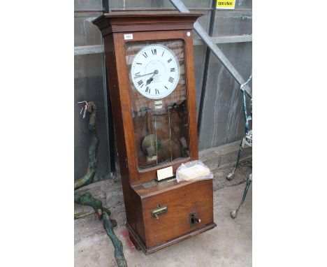 AN OAK CASED VINTAGE 'THE GLEDHILL-BROOK TIME RECORDERS LTD' CLOCKING IN MACHINE COMPLETE WITH KEY AND CLOCK CARDS 