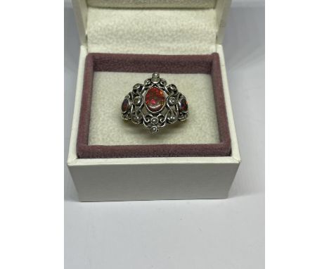 A SILVER AND COLOURED OPAL RING SIZE L IN A PRESENTATION BOX 