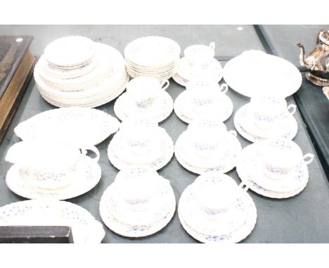 A VINTAGE RICHMOND CHINA, 'BLUE ROCK' PART DINNER SERVICE TO INCLUDE VARIOUS SIZES OF PLATES, BOWLS, SERVING DISHES, CUPS, SA