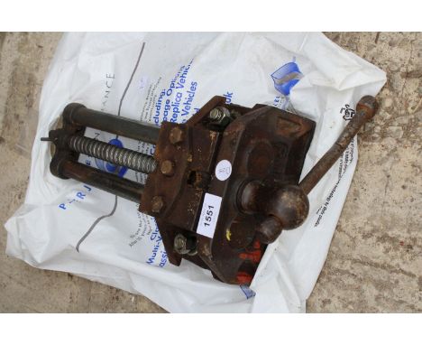 A VINTAGE PARKINSONS 44 WOOD VICE 