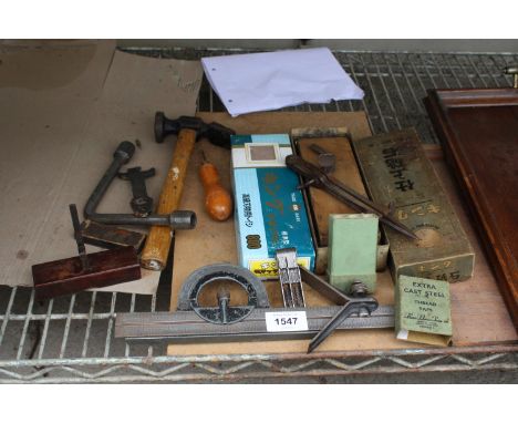 AN ASSORTMENT OF VINTAGE TOOLS TO INCLUDE A HAMMER, TAPS AND TWO KING (JAPAN) SHARPENING STONES ETC 
