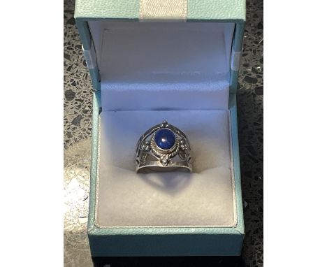 A SILVER DRESS RING IN A PRESENTATION BOX 