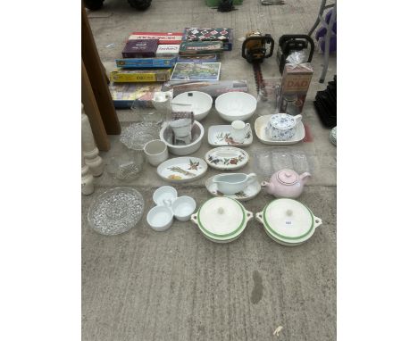 AN ASSORTMENT OF GLASS AND CERAMIC ITEMS TO INCLUDE BOWLS, ROYAL WORCESTER SERVING DISHES AND TEAPOTS ETC 
